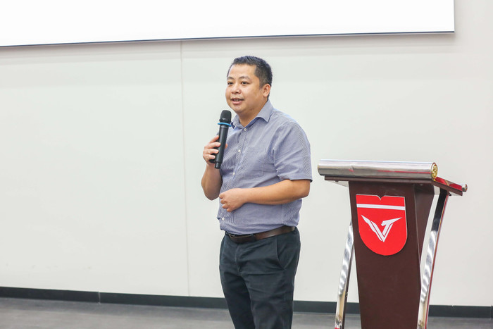Ông Hoàng Dũng - Phó Viện trưởng Viện Nghiên cứu và Phát triển Tri thức số, Tổng Giám đốc Công ty Cổ phần Tư vấn và Tích hợp Công nghệ D&L trình bày báo cáo tại hội thảo ong-hoang-dung-pho-vien-truong-vien-nghien-cuu-va-phat-trien-tri-thuc-so-tong-giam-doc-cong-ty-co-phan-tu-van-va-tich-hop-cong-nghe-dl-trinh-bay-bao-cao-tai-hoi-thao.jpg