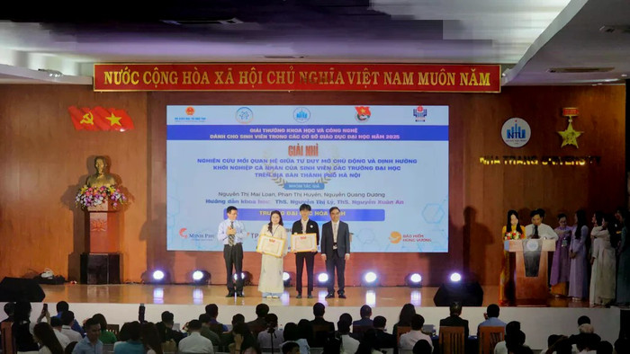 Giải Nhì thuộc về đề tài “Nghiên cứu mối quan hệ giữa tư duy mở chủ động và định hướng khởi nghiệp cá nhân của sinh viên các trường đại học trên địa bàn thành phố Hà Nội”.