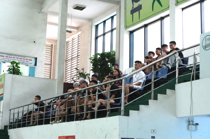 Trận bán kết thu hút nhiều cổ động viên của cả 2 đội tới cổ vũ. ad-4nxdf3y1puxuaj57s8lezib3qmf14k6dtahcoucrvlsenkylu8h9uronps10g48vza6-ngkjr3y3cmob-ia541lpvsmlg7odtfpb9rnr1osfokpbspkexqqapn1-pihb1qxvj93fzaw.png