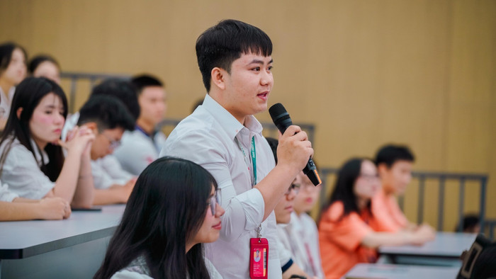 Sinh viên Văn Lang hào hứng giao lưu, trao đổi cùng Ngài Jotham Napat.