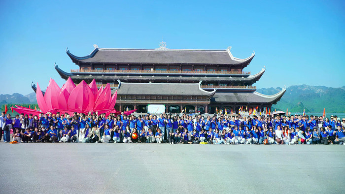 Tập thể Sinh viên Trường Đại học Hòa Bình tại khu du lịch Tam Chúc.