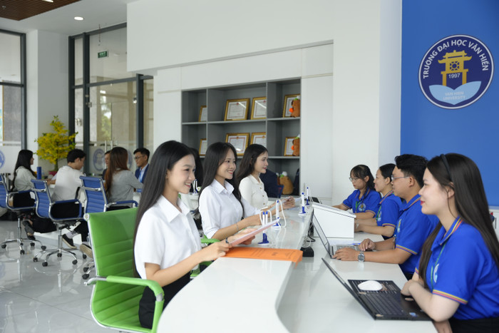 Phụ huynh và thí sinh đến các cơ sở của Nhà trường để được tư vấn hỗ trợ. Ảnh: NTCC. kha9967.jpg