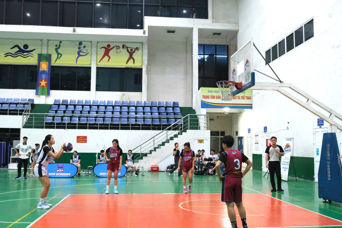 Màn tranh tài giữa đội bóng rổ Trường Đại học Ngoại Thương (đội FTU) và Học viện Bóng rổ Dragon Hoops (đội Dragon Hoops). fd54fbf8b8c933976ad8.jpg