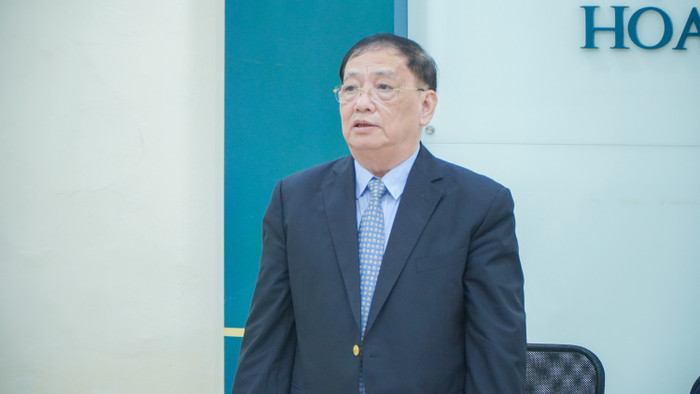 Nhà giáo nhân dân, Phó Giáo sư, Tiến sĩ Tô Ngọc Hưng - Phó Bí thư Đảng uỷ, Hiệu trưởng Trường Đại học Hoà Bình phát biểu tại buổi lễ. Ảnh: NTCC. dsc02108.jpg