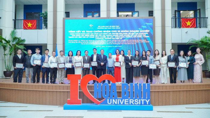 Trường Đại học Hòa Bình tổ chức Lễ tổng kết và trao chứng nhận cho các nhóm doanh nghiệp hoàn thành khóa đào tạo “Nâng cao năng lực chuyên sâu (thực tế) cho các startups, nhà sáng lập, đồng sáng lập của các doanh nghiệp khởi nghiệp đổi mới sáng tạo trong các lĩnh vực: mỹ thuật công nghiệp, du lịch - khách sạn, fintech, sức khỏe, y dược, logistics, thương mại điện tử". Ảnh: NTCC. Trường Đại học Hòa Bình tổ chức Lễ tổng kết và trao chứng nhận cho các nhóm doanh nghiệp hoàn thành khóa đào tạo “Nâng cao năng lực chuyên sâu (thực tế) cho các startups, nhà sáng lập, đồng sáng lập của các doanh nghiệp khởi nghiệp đổi mới sáng tạo trong các lĩnh vực: mỹ thuật công nghiệp, du lịch - khách sạn, fintech, sức khỏe, y dược, logistics, thương mại điện tử". Ảnh: NTCC.