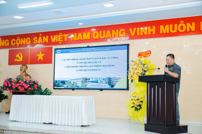 Ông Lê Văn Tấn - đại diện nhà trường đã trình bày tổng thể về quy mô, lộ trình triển khai cũng như kế hoạch thực hiện công tác bồi thường, giải phóng mặt bằng.