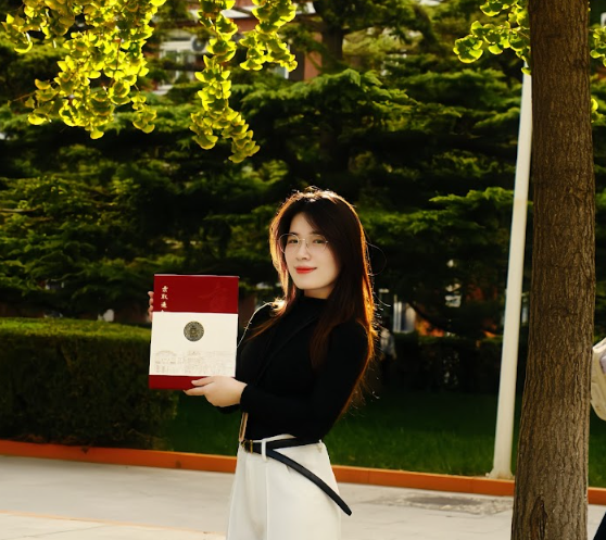 Nguyễn Thị Nguyệt (sinh năm 2002), cựu sinh viên ngành Ngôn ngữ Trung, Trường Đại học Mở Hà Nội đã xuất sắc giành được học bổng toàn phần của Chính phủ Trung Quốc. Ảnh: NVCC.