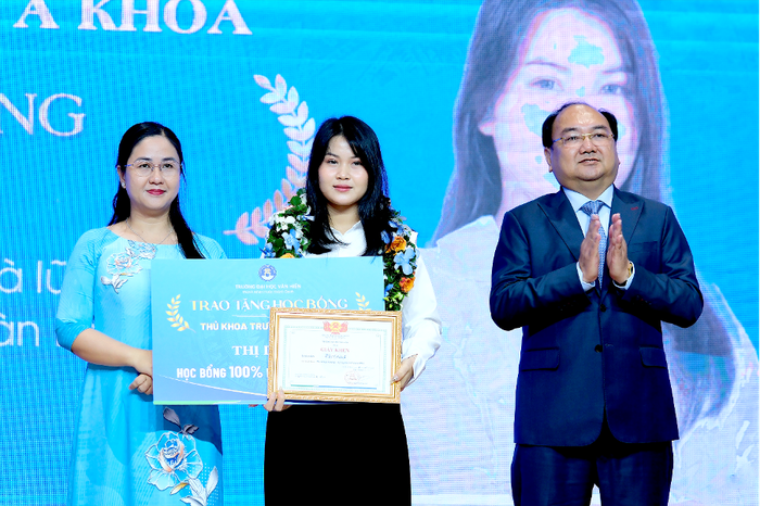 Trường Đại học Văn Hiến luôn đồng hành nâng bước tài năng, dành nhiều suất học bổng cho sinh viên là thủ khoa, á khoa. Ảnh: NTCC. Trường Đại học Văn Hiến luôn đồng hành nâng bước tài năng, dành nhiều suất học bổng cho sinh viên là thủ khoa, á khoa. Ảnh: NTCC.
