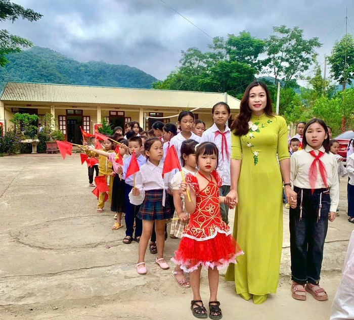 Cô Quàng Thị Xuân, Phó Hiệu trưởng Trường Phổ thông dân tộc bán trú Tiểu học Mường Lạn (Sốp Cộp, Sơn La) và học sinh nhà trường. Ảnh: NVCC z5797492271766-c17d0001be784f382ac407fa76ee6b0d-820-306.jpg