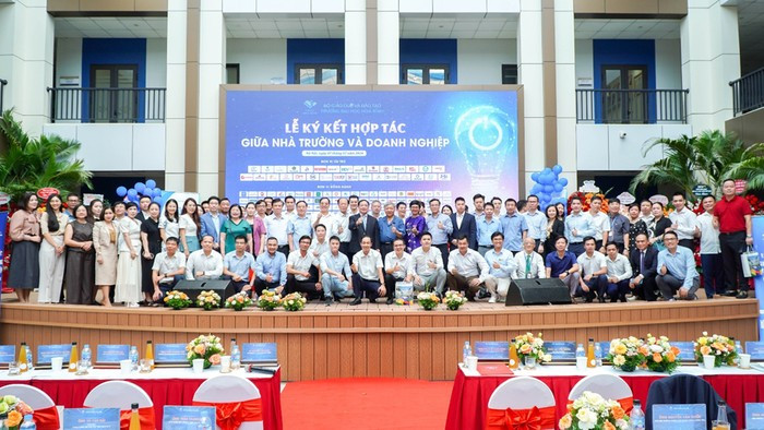 Đến nay, trường đã ký kết hợp tác chiến lược với hơn 200 doanh nghiệp và tập đoàn lớn tại Việt Nam. Ảnh: Website nhà trường. Đến nay, trường đã ký kết hợp tác chiến lược với hơn 200 doanh nghiệp và tập đoàn lớn tại Việt Nam. Ảnh: Website nhà trường.