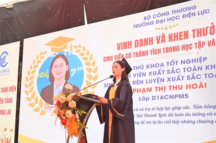 Tân khoa Phạm Thị Thu Hoài, tân kỹ sư khóa D16, thủ khoa tốt nghiệp bày tỏ lời tri ân sâu sắc tới Ban Giám hiệu và toàn thể thầy cô giáo.