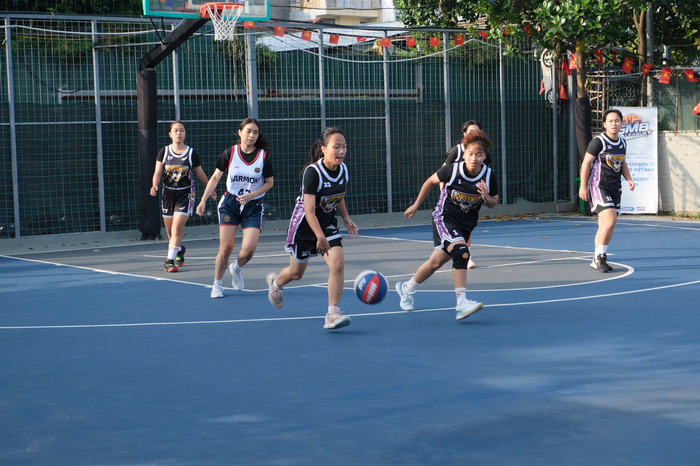Hai đội thi đấu giằng co trong trận đấu tại bảng N nội dung U18 nữ. Hai đội thi đấu giằng co trong trận đấu tại bảng N nội dung U18 nữ.