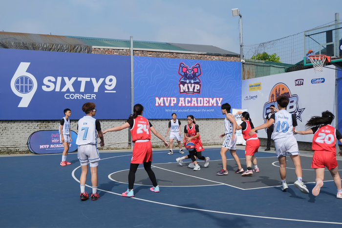 Pha bóng kịch tính giữa hai đội nữ của Trường Trung học phổ thông Tây Hồ và Trường Trung học phổ thông Nguyễn Trãi. Pha bóng kịch tính giữa hai đội nữ của Trường Trung học phổ thông Tây Hồ và Trường Trung học phổ thông Nguyễn Trãi.