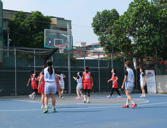 Đội Tây Hồ vươn lên dẫn trước, thể hiện lối chơi mạnh mẽ. Đội Tây Hồ vươn lên dẫn trước, thể hiện lối chơi mạnh mẽ.