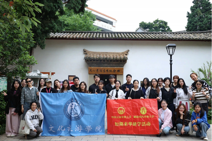 Đoàn sinh viên Khoa Tiếng Trung Quốc – Trường Đại học Mở Hà Nội đã có cơ hội tham gia chương trình du học ngắn hạn tại Đại học Vân Nam (Trung Quốc). Ảnh: Website nhà trường Đoàn sinh viên Khoa Tiếng Trung Quốc – Trường Đại học Mở Hà Nội đã có cơ hội tham gia chương trình du học ngắn hạn tại Đại học Vân Nam (Trung Quốc). Ảnh: Website nhà trường