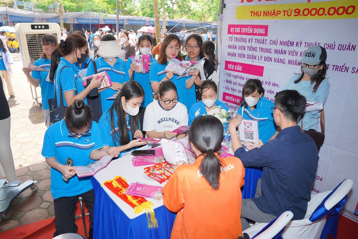 Sinh viên tại ngày hội việc làm Trường Đại học Công nghiệp và Thương mại Hà Nội. Ảnh: Website nhà trường. Sinh viên tại ngày hội việc làm Trường Đại học Công nghiệp và Thương mại Hà Nội. Ảnh: Website nhà trường.