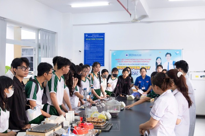 Sinh viên tại ngày hội Tư vấn Tuyển sinh – HUIT OPEN DAY 2025. Ảnh: Website nhà trường. Sinh viên tại ngày hội Tư vấn Tuyển sinh – HUIT OPEN DAY 2025. Ảnh: Website nhà trường.