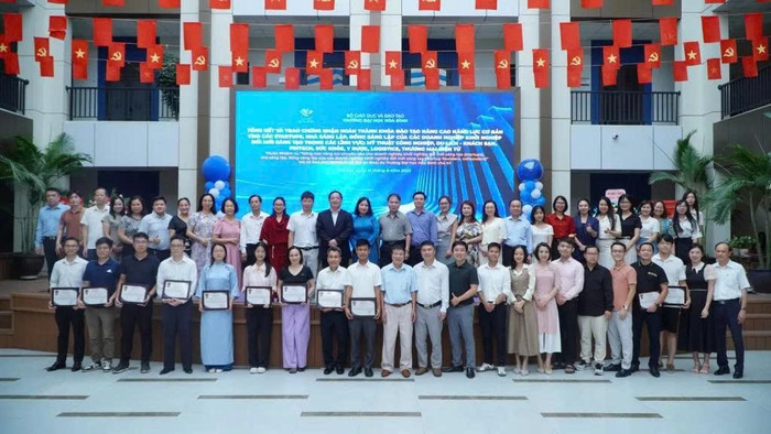 65 học viên được trao giấy chứng nhận hoàn thành khóa đào tạo. Ảnh: NTCC. z6988915402936-13e79ef4eca448101e1e19fb3cd9d367.jpg