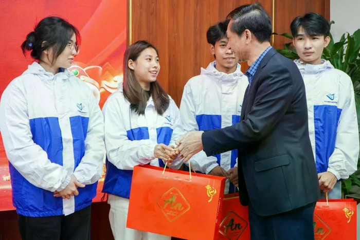 Lãnh đạo Trường Đại học Hòa Bình trao quà Tết cho các sinh viên nghèo vượt khó. Ảnh Website nhà trường.