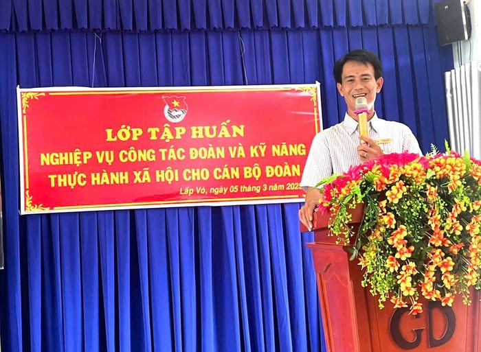 thầy Huỳnh Văn Mến – Hiệu trưởng Trường Trung học phổ thông Lấp Vò 3 (xã Tân Khánh Trung, tỉnh Đồng Tháp). Ảnh: NVCC. thầy Huỳnh Văn Mến – Hiệu trưởng Trường Trung học phổ thông Lấp Vò 3 (xã Tân Khánh Trung, tỉnh Đồng Tháp). Ảnh: NVCC.