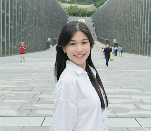 Văn Nữ Ái Lê (25 tuổi, cựu sinh viên Trường Đại học Ngoại ngữ - Đại học Đà Nẵng) xuất sắc giành học bổng Chính phủ Hàn Quốc. Văn Nữ Ái Lê (25 tuổi, cựu sinh viên Trường Đại học Ngoại ngữ - Đại học Đà Nẵng) xuất sắc giành học bổng Chính phủ Hàn Quốc.