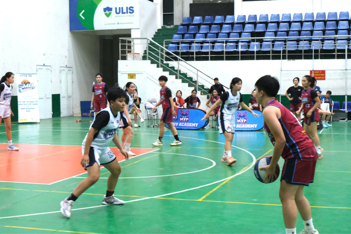 2 đội liên tục "ăn miếng, trả miếng" trong suốt trận đấu. 2 đội liên tục "ăn miếng, trả miếng" trong suốt trận đấu.
