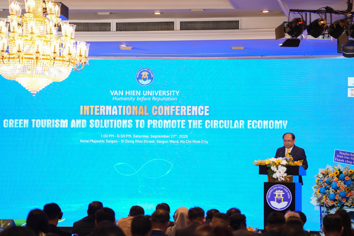 Phó Giáo sư, Tiến sĩ Nguyễn Minh Đức – Hiệu trưởng Trường Đại học Văn Hiến phát biểu và báo cáo đề dẫn tại Hội thảo. anh-chup-man-hinh-2025-09-28-luc-165039.png