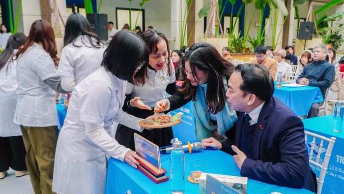 Nhóm sinh viên giới thiệu dự án Thiên Mộc Trà.