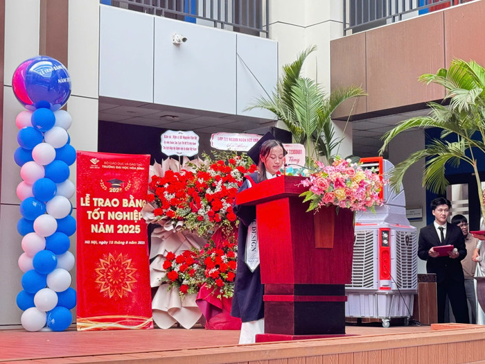 Tân cử nhân Nguyễn Thị Trang, ngành Thiết kế Đồ họa, Trường Đại học Hòa Bình phát biểu tại buổi lễ. z6909884781596-17d61c829feb9f70cf5dd56cf56f6881.jpg