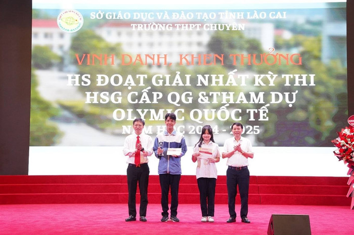 Trường Trung học phổ thông Chuyên Lào Cai (tỉnh Lào Cai) trao giải cho học sinh đoạt giải nhất kỳ thi học sinh giỏi cấp quốc gia và tham dự Olympic quốc tế. Ảnh: Website nhà trường.