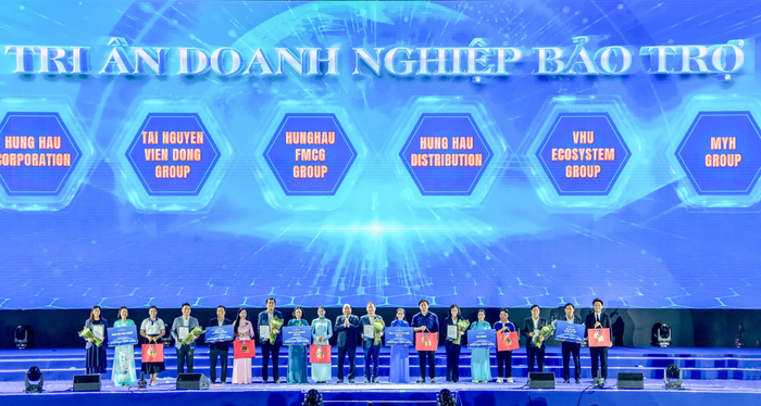 Trường Đại học Văn Hiến tri ân các doanh nghiệp bảo trợ các đội thi tại Gala “myU26, trở về để đồng hành". anh-man-hinh-2025-11-02-luc-125221.png