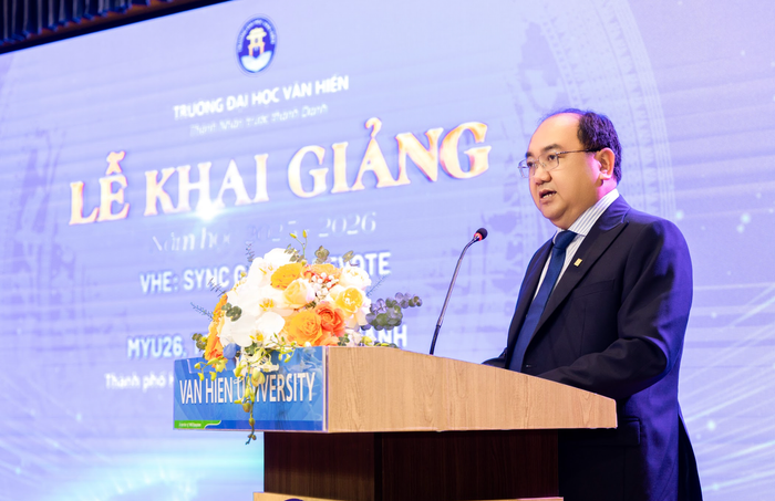 Phó Giáo sư, Tiến sĩ Nguyễn Minh Đức – Hiệu trưởng Trường Đại học Văn Hiến phát biểu tại Lễ khai giảng năm học 2025 – 2026. anh-man-hinh-2025-11-02-luc-125138.png