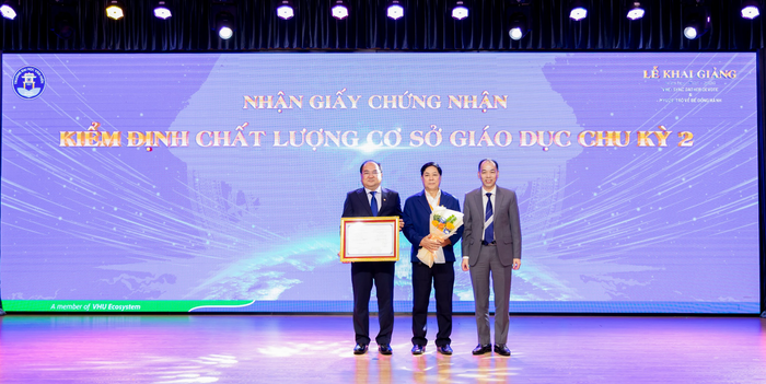 Phó Giáo sư, Tiến sĩ Đinh Văn Dũng - Phó chủ tịch Hội đồng quản lý – Trung tâm Kiểm định chất lượng giáo dục – Đại học Quốc gia Hà Nội trao Giấy chứng nhận kiểm định chất lượng cơ sở giáo dục chu kỳ 2 cho Đại diện trường Đại học Văn Hiến tại Lễ Khai giảng năm học 2025 – 2026. anh-man-hinh-2025-11-02-luc-124845.png