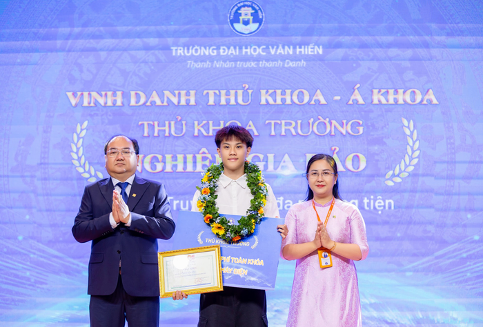 Sinh viên Nghiêm Gia Bảo – Thủ khoa trường nhận giấy khen và học bổng tại Lễ Khai giảng năm học 2025 – 2026. anh-man-hinh-2025-11-02-luc-125022.png