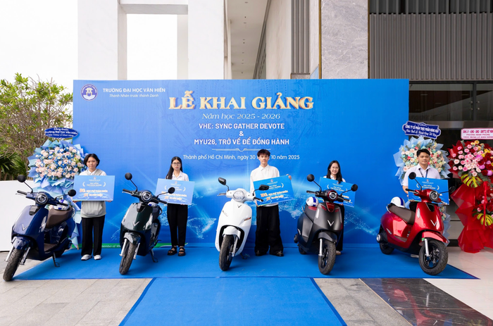 Thủ khoa, á khoa và tân sinh viên đạt từ 27.5 điểm nhận xe máy điện và học bổng tại Lễ Khai giảng Trường Đại học Văn Hiến năm học 2025 – 2026. anh-man-hinh-2025-11-02-luc-124937.png
