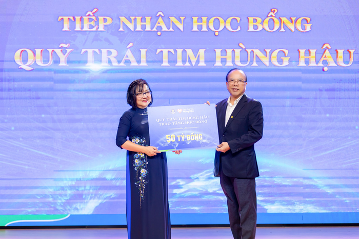 Phó Giáo sư, Tiến sĩ Nguyễn Thị Thu Trang – Phó Hiệu trưởng Trường Đại học Văn Hiến nhận học bổng 50 tỷ đồng từ Quỹ Trái tim Hùng Hậu. anh-man-hinh-2025-11-02-luc-125101.png