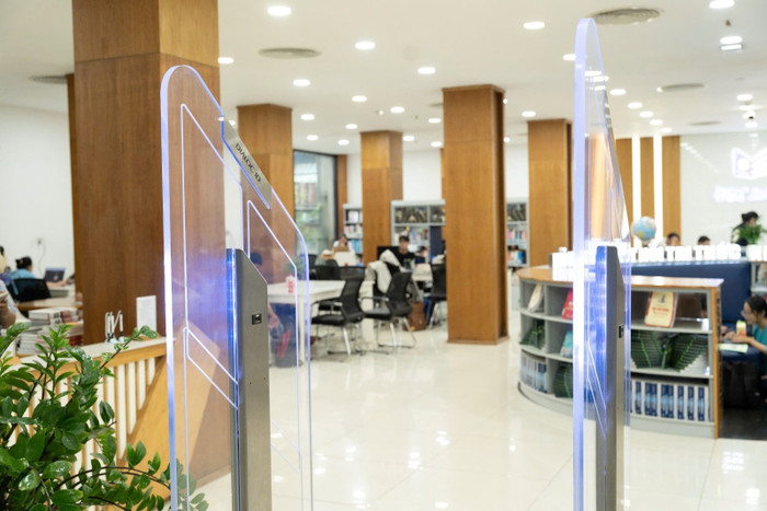 Hệ thống cổng kiểm soát thông minh tại thư viện Trường Đại học Công Thương Thành phố Hồ Chí Minh.