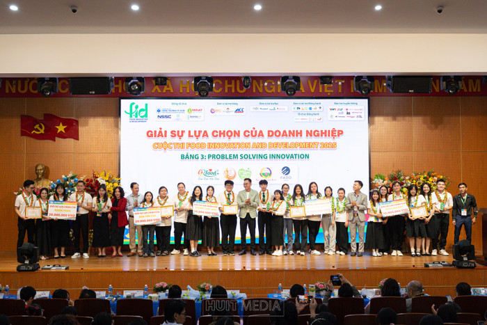 Các đội thi đạt giải sự lựa chọn của doanh nghiệp. Ảnh: NTCC.