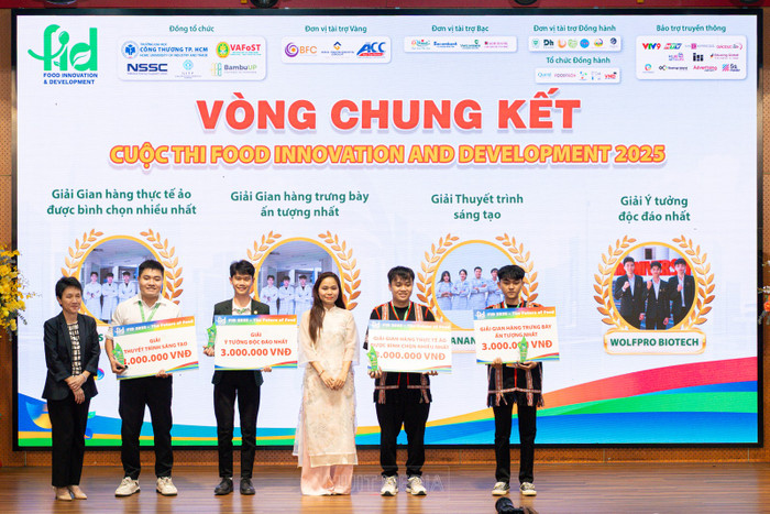 Các đội thi nhận giải thưởng gian hàng thực tế ảo được bình chọn nhiều nhất, gian hàng trưng bày ấn tượng nhất, giải thuyết trình sáng tạo và giải ý tưởng độc đáo nhất. Ảnh: NTCC