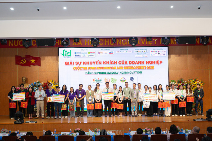 Các đội thi đạt giải Sự khuyến khích của doanh nghiệp. Ảnh: NTCC.