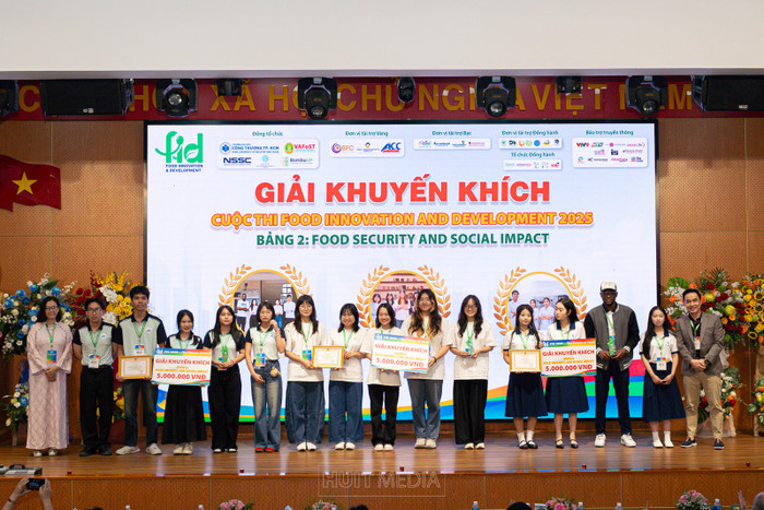 Các đội thi đạt giải khuyến khích tại bảng 2 Food Security &amp; Social Impact - Các sản phẩm tạo tác động tích cực cho cộng đồng/giải quyết vấn đề an ninh lương thực. Ảnh: NTCC.
