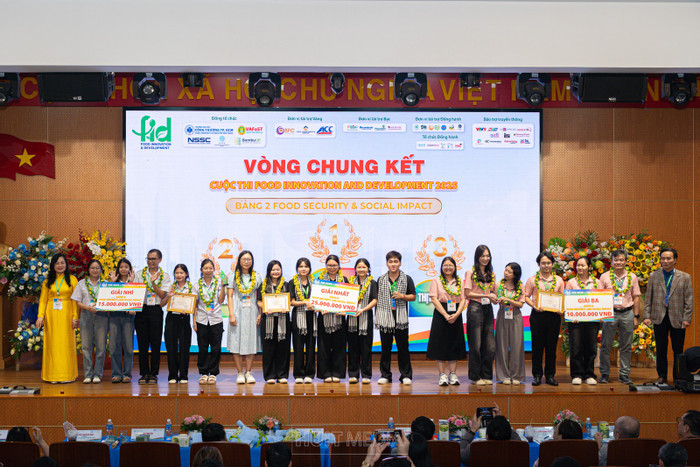 Các đội thi đạt giải nhất, nhì, ba tại bảng 2 Food Security &amp; Social Impact - Các sản phẩm tạo tác động tích cực cho cộng đồng/giải quyết vấn đề an ninh lương thực. Ảnh: NTCC