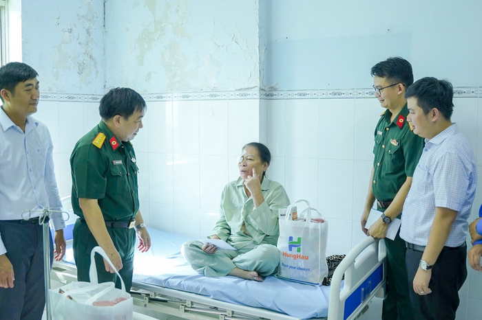 Đại diện Ban lãnh đạo Tỉnh Đồng Tháp, BV Quân y 175 và Quỹ Trái tim Hùng Hậu thăm hỏi bệnh nhân sau phẫu thuật Đại diện Ban lãnh đạo Tỉnh Đồng Tháp, BV Quân y 175 và Quỹ Trái tim Hùng Hậu thăm hỏi bệnh nhân sau phẫu thuật