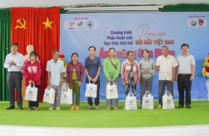 Quỹ Trái tim Hùng Hậu phối hợp cùng Bệnh viện Quân y 175 và các đơn vị đồng hành gửi tặng hơn 150 phần quà đến bà con tỉnh Đồng Tháp Quỹ Trái tim Hùng Hậu phối hợp cùng Bệnh viện Quân y 175 và các đơn vị đồng hành gửi tặng hơn 150 phần quà đến bà con tỉnh Đồng Tháp