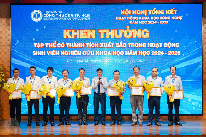 Nhà Giáo ưu tú, Phó Giáo sư, Tiến sĩ Nguyễn Xuân Hoàn – Bí thư Đảng ủy, Hiệu trưởng nhà trường trao giấy khen và hoa cho các tập thể có thành tích xuất sắc trong hoạt động sinh viên nghiên cứu khoa học năm học 2024 - 2025. Ảnh: NTCC.