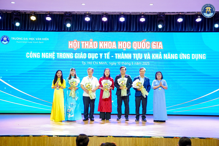 Đại diện Ban Điều hành, Ban tổ chức tặng hoa cảm ơn các báo cáo viên. Ảnh: NTCC Đại diện Ban Điều hành, Ban tổ chức tặng hoa cảm ơn các báo cáo viên. Ảnh: NTCC
