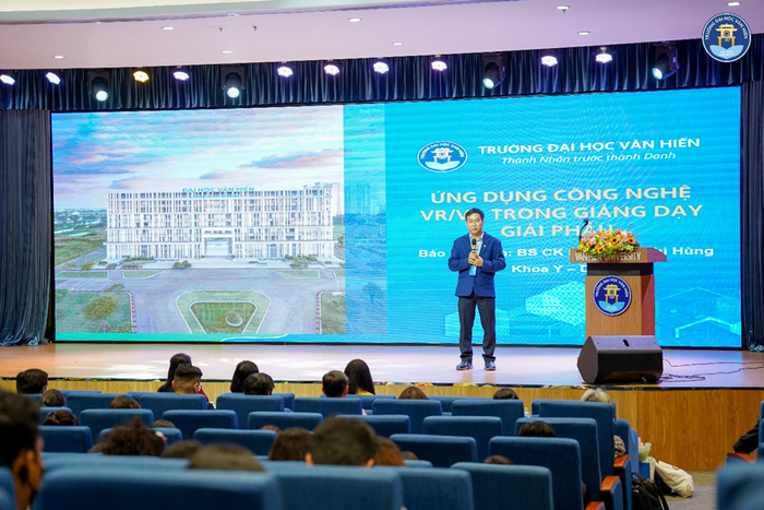 Bác sĩ chuyên khoa II Nguyễn Phi Hùng - Trưởng khoa Y – Dược, Trường Đại học Văn Hiến báo cáo tham luận đề tài tại hội thảo Bác sĩ chuyên khoa II Nguyễn Phi Hùng - Trưởng khoa Y – Dược, Trường Đại học Văn Hiến báo cáo tham luận đề tài tại hội thảo