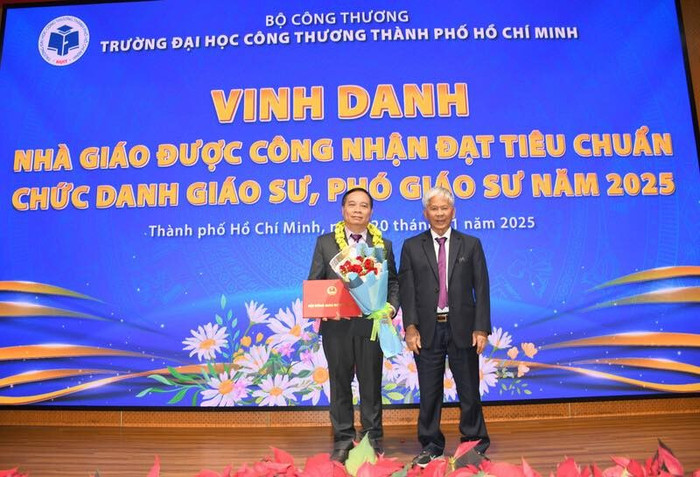 Thầy Nguyễn Tấn Phong, Trưởng khoa Khoa sinh học và Môi trường, Trường Đại học Công Thương Thành phố Hồ Chí Minh đạt chuẩn chức danh giáo sư năm 2025.