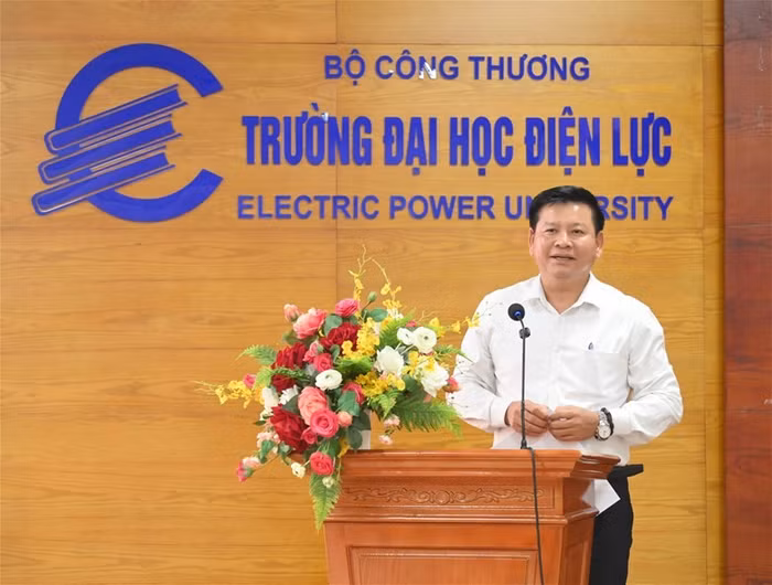 Phó Giáo sư, Tiến sĩ Đinh Văn Châu - Hiệu trưởng Trường Đại học Điện lực.