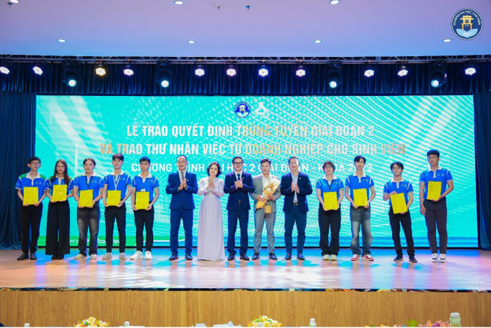 Sinh viên chương trình đại học 02 giai đoạn được trao Thư nhận việc chính thức từ các doanh nghiệp đối tác picture4.jpg